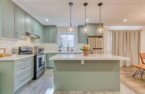 Niagara Falls House | Modern Family Journey Niagara Gateway- All Ensuite BR 7 beds