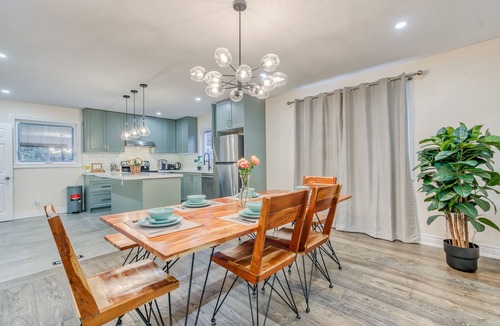 Niagara Falls House | Modern Family Journey Niagara Gateway- All Ensuite BR 7 beds