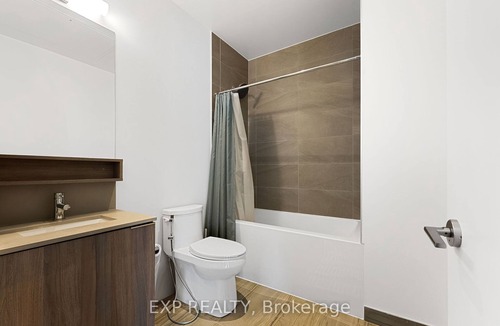Vaughan House | Modern Ground Level Townhome with Easy Subway Access - Ideal for Extended Stays