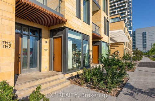 Vaughan House | Modern Ground Level Townhome with Easy Subway Access - Ideal for Extended Stays