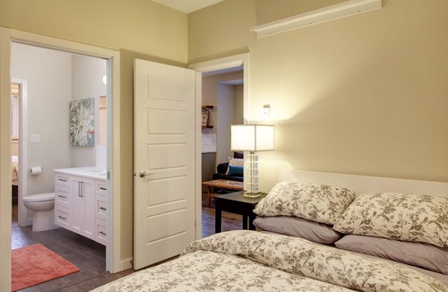 Sooke House | Modern Guesthouse on Galloping Goose close to Sooke Potholes