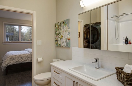 Sooke House | Modern Guesthouse on Galloping Goose close to Sooke Potholes
