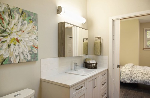 Sooke House | Modern Guesthouse on Galloping Goose close to Sooke Potholes