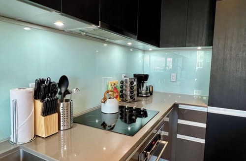 East Village Condo | Modern High-Rise w/Projector, Firetable, Gym & Underground Parking