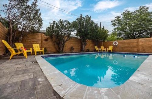 Dorset Park House | Modern Home Pool Still Open Two Fire Pits Free Parking Game Room