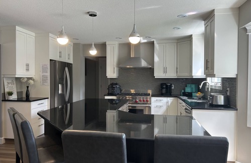 Okanagan-Similkameen House | Modern home w/Pool, outdoor kitchen & Putting Green.