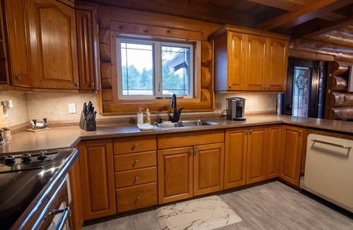 Alban Cabin | Modern Log Cabin Retreat! Perfect for nature getaways in the French River.