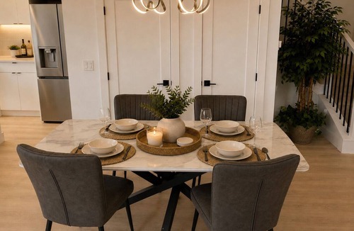 Killarney House | Modern Luxury Killarney Retreat | AC | Sleeps 8