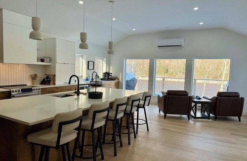 Steady Brook House | Modern luxury retreat on the Humber River, 5-minute walk from Marble Mountain!