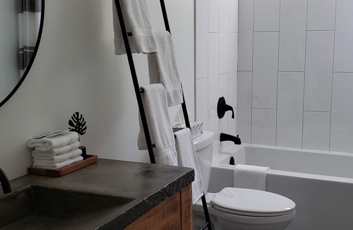Silver Star Mountain Bed & Breakfast | Modern Mountain Escape BnB Near Silver Star Mountain Ski Resort & Sovereign Lk