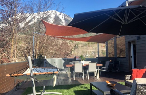 East Kootenay House | Modern Mountain Home , W/Hot tub and Air-Con