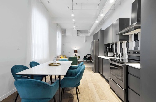 Downtown Montreal Apartment | Modern One-Bedroom|Downtown Steps from Centre Bell
