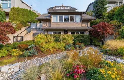 Upper Lonsdale House | Modern open concept design with breathtaking panoramic city skyline & ocean view