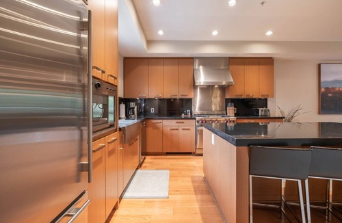 Whistler Apartment | Modern | Pets | Private hot tub | AC | Garage