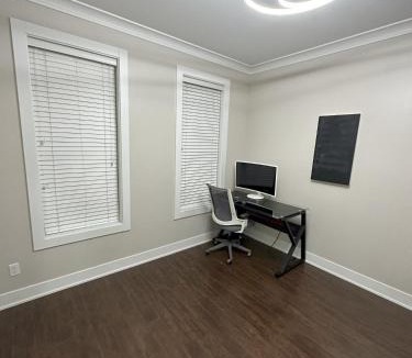 South Newton House | Modern Queen Suite - Shared house