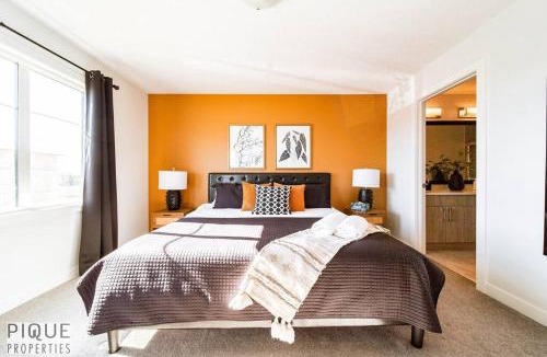 Southwest Edmonton Apartment | Modern Retreat - 3 King Beds - Garage - WiFi - Sleeps 10