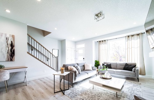 Southwest Edmonton House | Modern Retreat-3 King Beds-Garage-WiFi-Sleeps 10!
