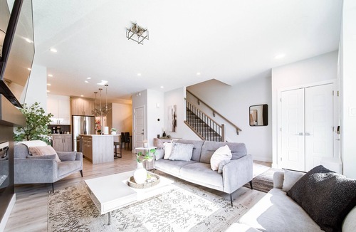 Southwest Edmonton House | Modern Retreat-3 King Beds-Garage-WiFi-Sleeps 10!
