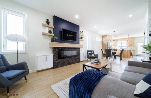 Jasper Place House | Modern Retreat AirCon Backyard Near DT and WEM