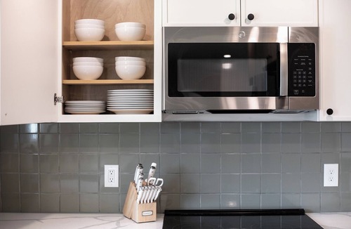 South Westminster House | Modern Retreat w/Hot Tub, Peloton, Gym, and BBQ