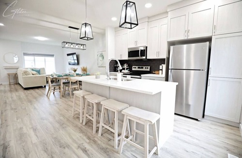 Leduc County House | Modern Retreat With 4 King Beds|Airport|Disney+