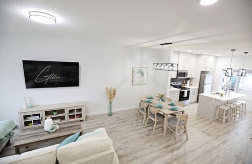 Leduc County House | Modern Retreat With 4 King Beds|Airport|Disney+