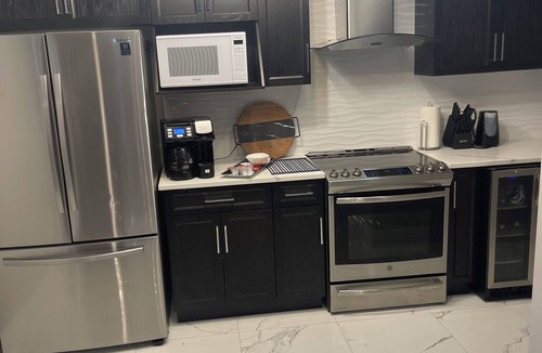 Windsor House | Modern Spacious 1 bedroom and a den home (Lower Unit)