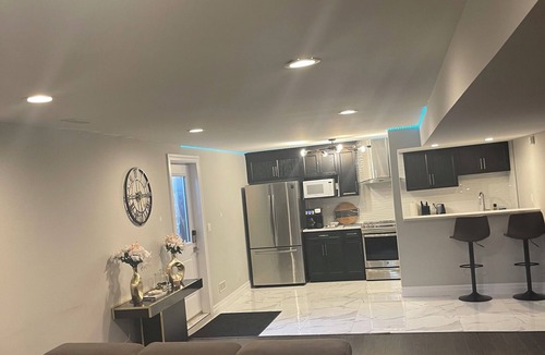 Windsor House | Modern Spacious 1 bedroom and a den home (Lower Unit)