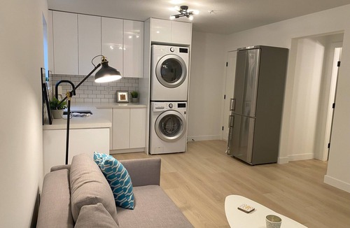 Riley Park Apartment | Modern, spacious Main Street Guest Suite, 1 BR