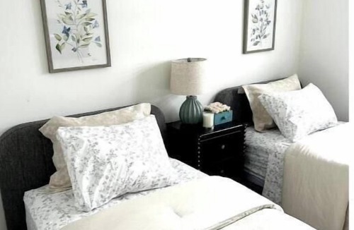 Fonthill House | Modern Stay Niagara. 3 bedroom house. Minutes from Niagara Falls. Book now!