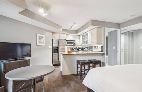 Downtown Toronto Apartment | Modern Studio Condo DT Toronto