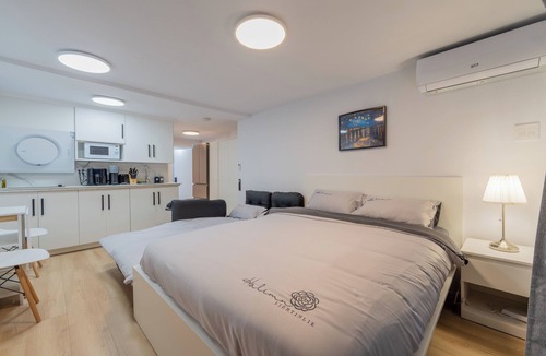 Cote-Des-Neiges—Notre-Dame-De-Grace Apartment | Modern Studio w/Patio & BBQ | Parking Included