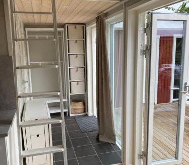 Listarum House | Modern stuga med 1 sovrum och 1 sovloft med stor terrass och vedeldad bastu mitt på Österlen