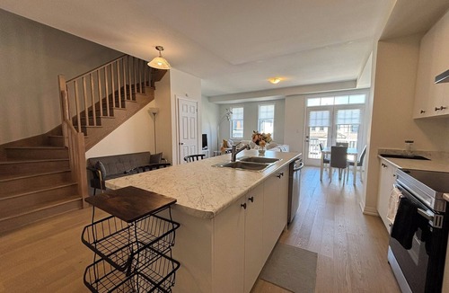 Caledonia House | Modern & Stylish Cozy Home/Balcony, Wifi – 15 min from Hamilton
