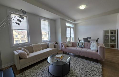 Caledonia House | Modern Stylish Cozy Home Balcony Wifi