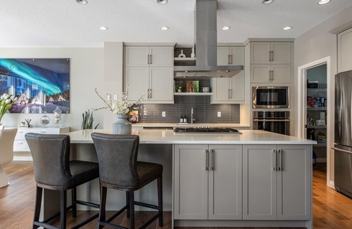 Cochrane House | Modern, Stylish, Professionally Decorated, spa Like, 4 Bedroom Home