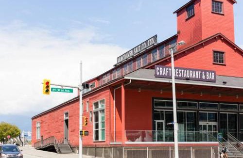 Mount Pleasant Apartment | Modern Suite by Olympic Village SkyTrain Sleeps 3