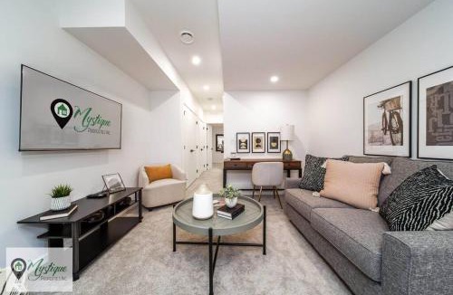 Southwest Edmonton House | Modern Suite King Bed Near Whyte Ave and U of A WIFI