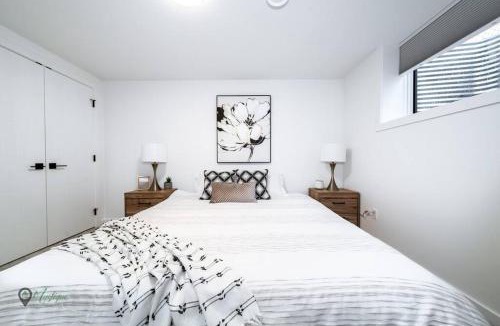 Southwest Edmonton House | Modern Suite King Bed Near Whyte Ave and U of A WIFI