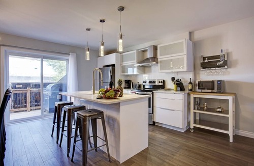 Cote-Saint-Paul House | Modern Townhouse with Rooftop Deck close to Downtown