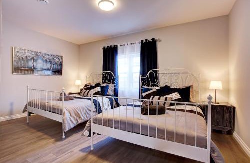 Cote-Saint-Paul House | Modern Townhouse with Rooftop Deck