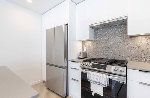 Langley Apartment | Modern & Tranquil Langley Gem ~ Balcony ~ Parking!