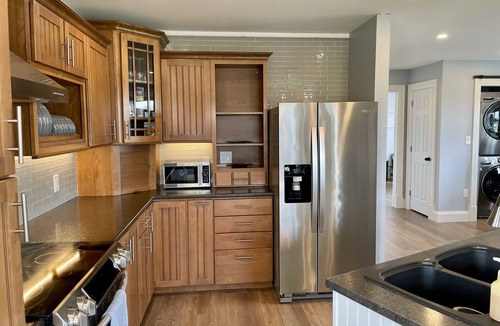 Stanley Bridge House | Modern Water-View Cottage with A/C