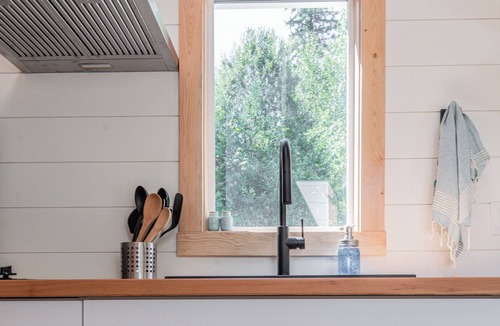 Duncan House | Modern & woodsy tiny home with outdoor tub!