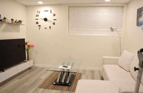 East Kildonan House | Modernized and spacious suite
