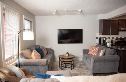 East Kootenay Apartment | Moguls, Lofted Ski in Ski Out with Hot Tub Access