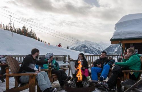 East Kootenay Apartment | Moguls, Lofted Ski in Ski Out with Hot Tub Access