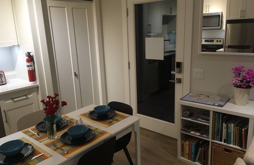 Sidney Apartment | Mollys Cottage - Suite on Vancouver Island near YYJ airport, WA and BC Ferries