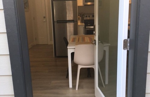 Sidney Apartment | Mollys Cottage - Suite on Vancouver Island near YYJ airport, WA and BC Ferries