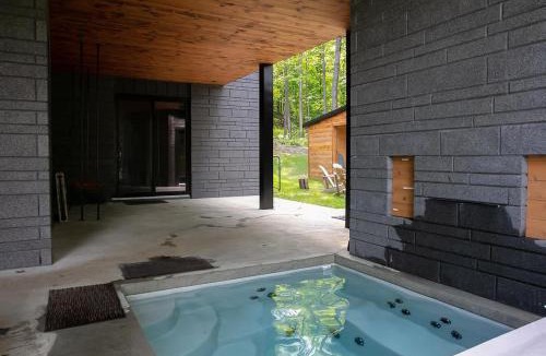 Potton Ski Chalet | Mont Owl's Head - Sauna - Spa - Inground Pool